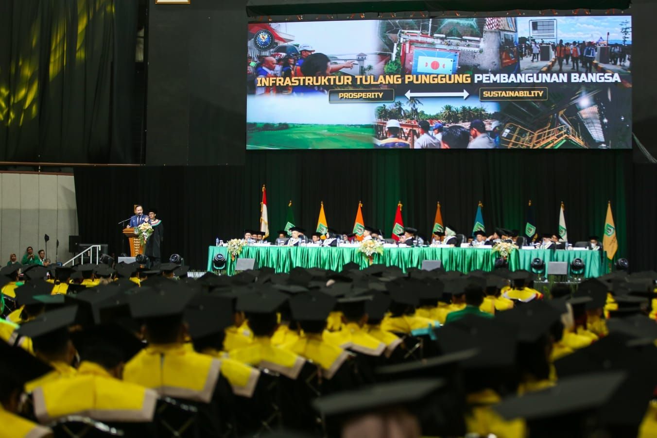 Menko AHY saat memberikan orasi ilmiah atau sambutan di hadapan ribuan wisudawan Universitas Nasional dengan mengusung tema pentingnya pembangunan kualitas sumber daya manusia menuju Indonesia Emas 2045.