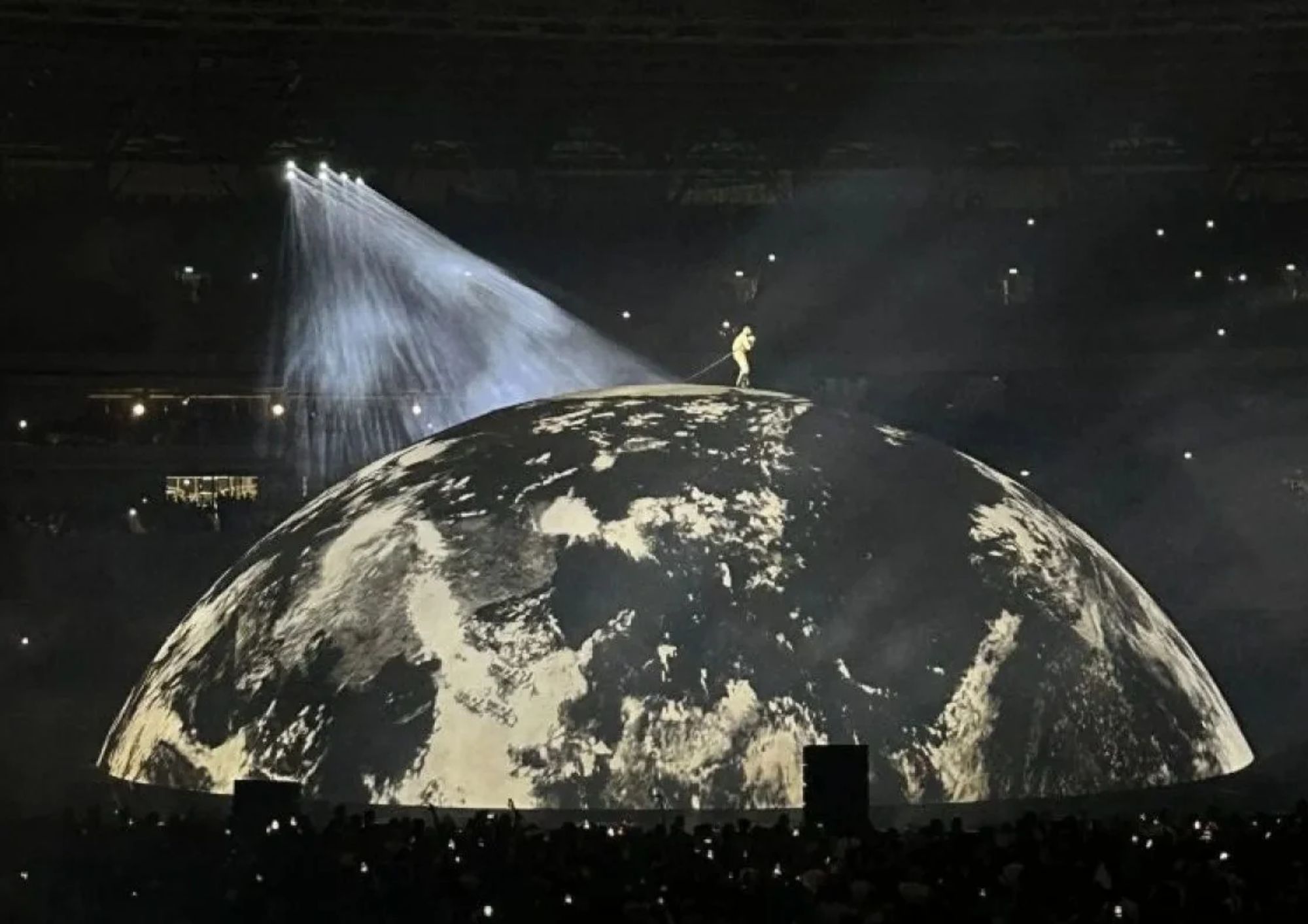 Penampilan musisi Ye dalam konsernya yang digelar di Jakarta pada Sabtu (24/10/2026) lalu. <b>(Antara)</b>