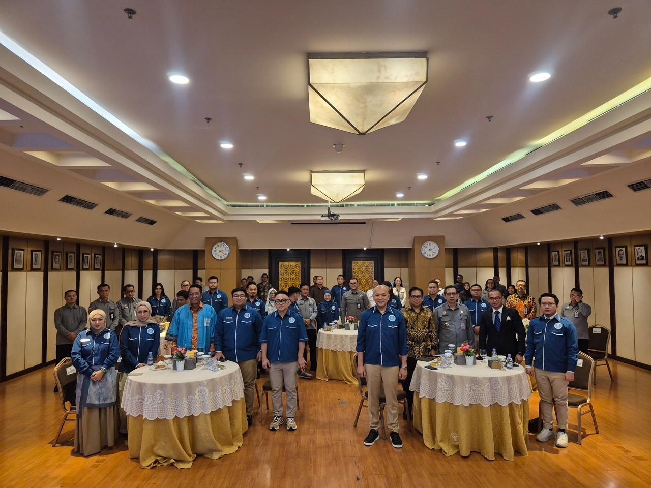 Jajaran pengurus DPP Gekrafs bersama perwakilan kementerian berfoto bersama usai acara sosialisasi dan penandatanganan kerja sama untuk memperkuat ekosistem perlindungan kekayaan intelektual nasional
