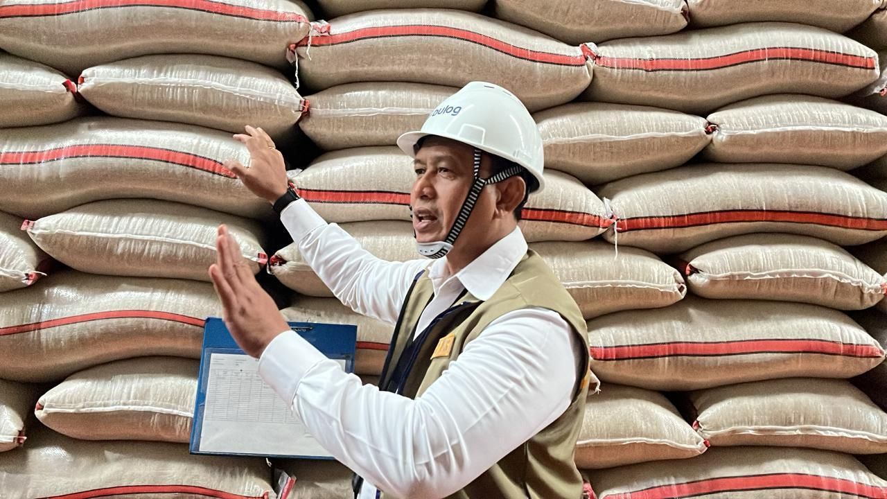 Direktur Utama Perum BULOG Ahmad Rizal Ramdhani memastikan stok beras nasional sangat memadai dan siap disalurkan guna menjaga stabilitas pasokan serta harga pangan.