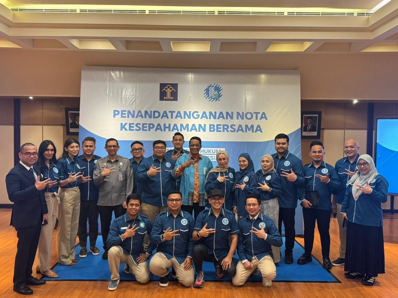 Ketua Umum DPP Gekrafs Kawendra Lukistian bersama pengurus pusat berpose bersama Menteri Hukum Supratman Andi Agtas sebagai bentuk komitmen mengawal perlindungan hak cipta bagi pelaku ekraf hingga ke daerah.