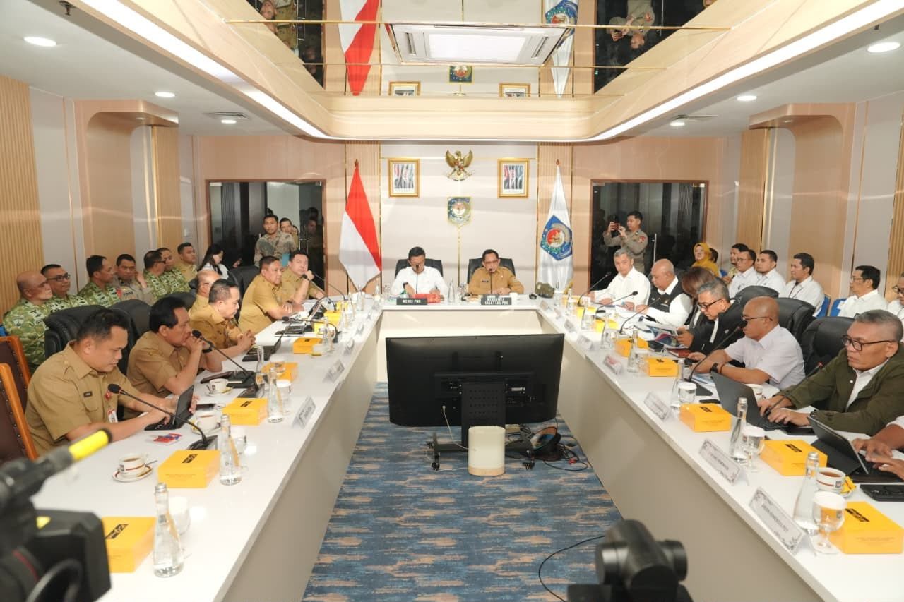 Jajaran pemerintah pusat dan daerah mengikuti Rapat Koordinasi Percepatan Rehabilitasi dan Rekonstruksi Pascabencana Sumatera guna memastikan pemulihan infrastruktur serta layanan dasar berjalan optimal. <b>(Satgas PRR)</b>