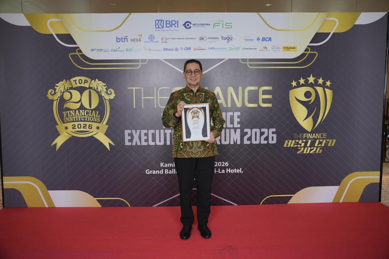 SEVP Transformation Office PT Pegadaian (Persero), Rully Yusuf, berpose dengan plakat penghargaan The Finance Special Award 2026