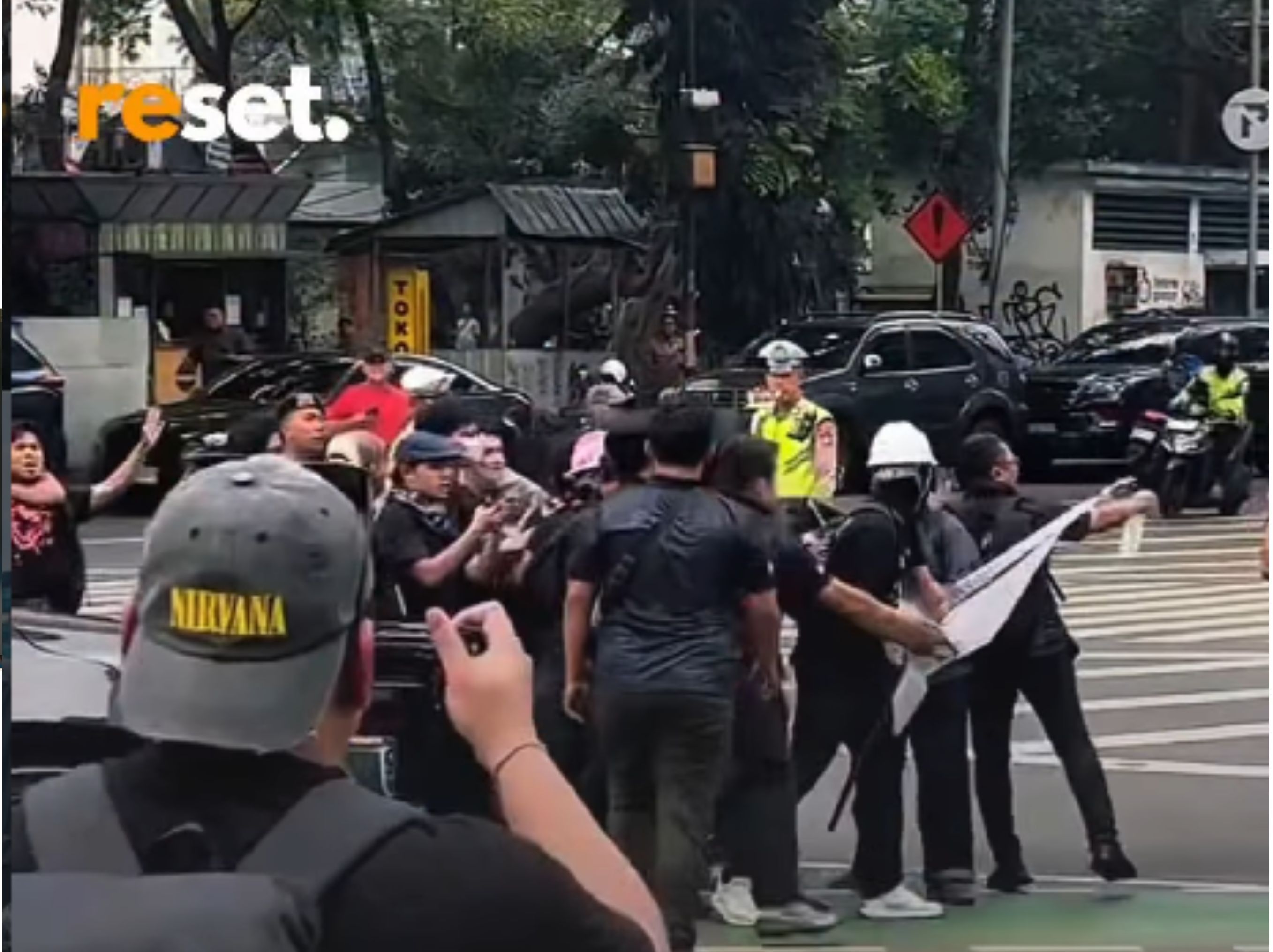 Ketegangan terjadi saat rombongan massa aksi berusaha menerobos barikade pengamanan menuju kawasan Bundaran HI. Cekcok mulut hingga aksi saling dorong antara pendemo dan aparat kepolisian tak terhindarkan di lokasi. <b>(reset feeds)</b>