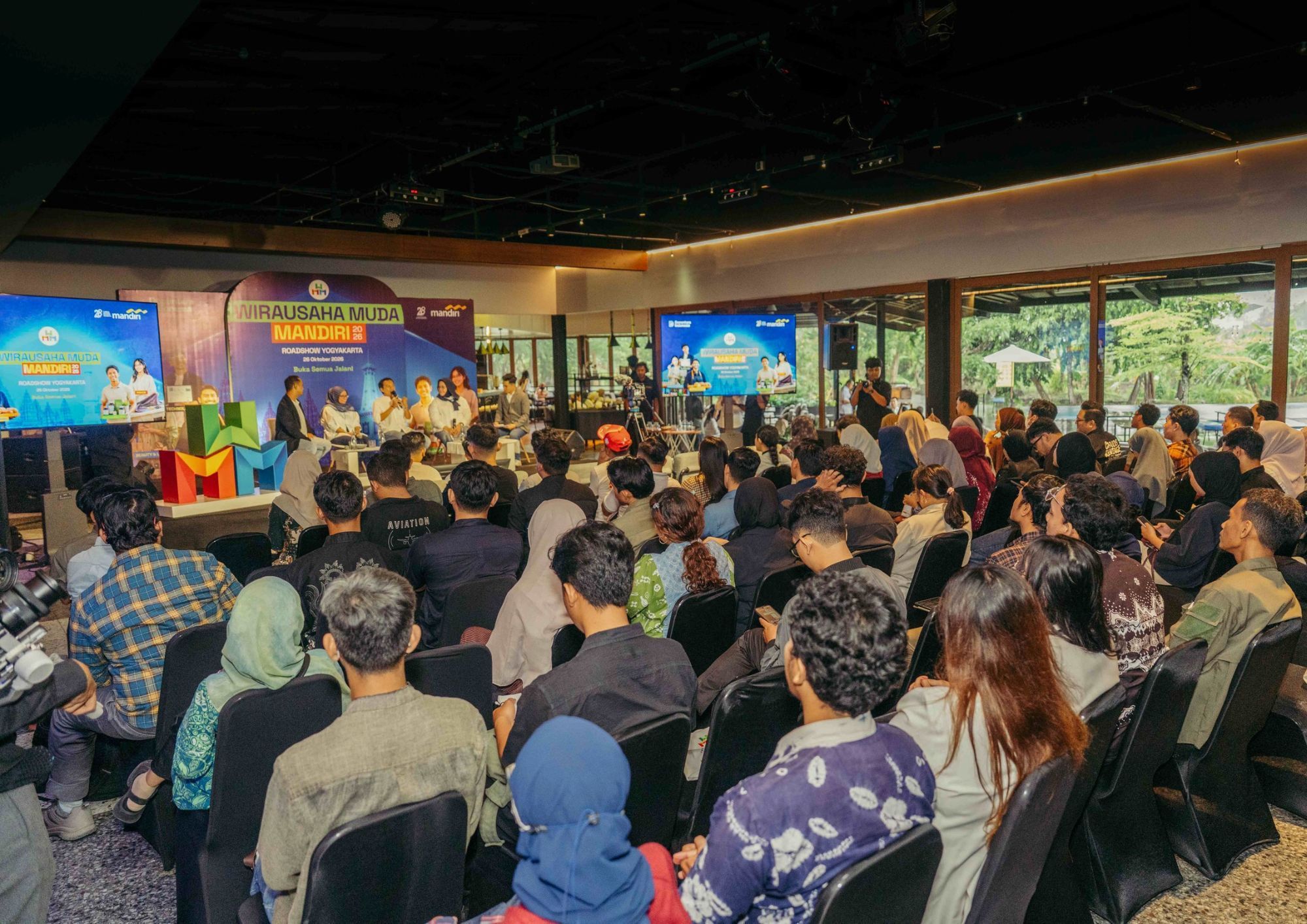 Antusiasme para peserta yang memadati rangkaian Roadshow Wirausaha Muda Mandiri (WMM) 2026 di Yogyakarta. Mengusung tema &ldquo;Buka Semua Jalan!&rdquo;, program ini menjadi wadah bagi wirausaha muda untuk memperluas jejaring, mendapatkan akses pembelajaran, serta mengembangkan kapasitas bisnis.
