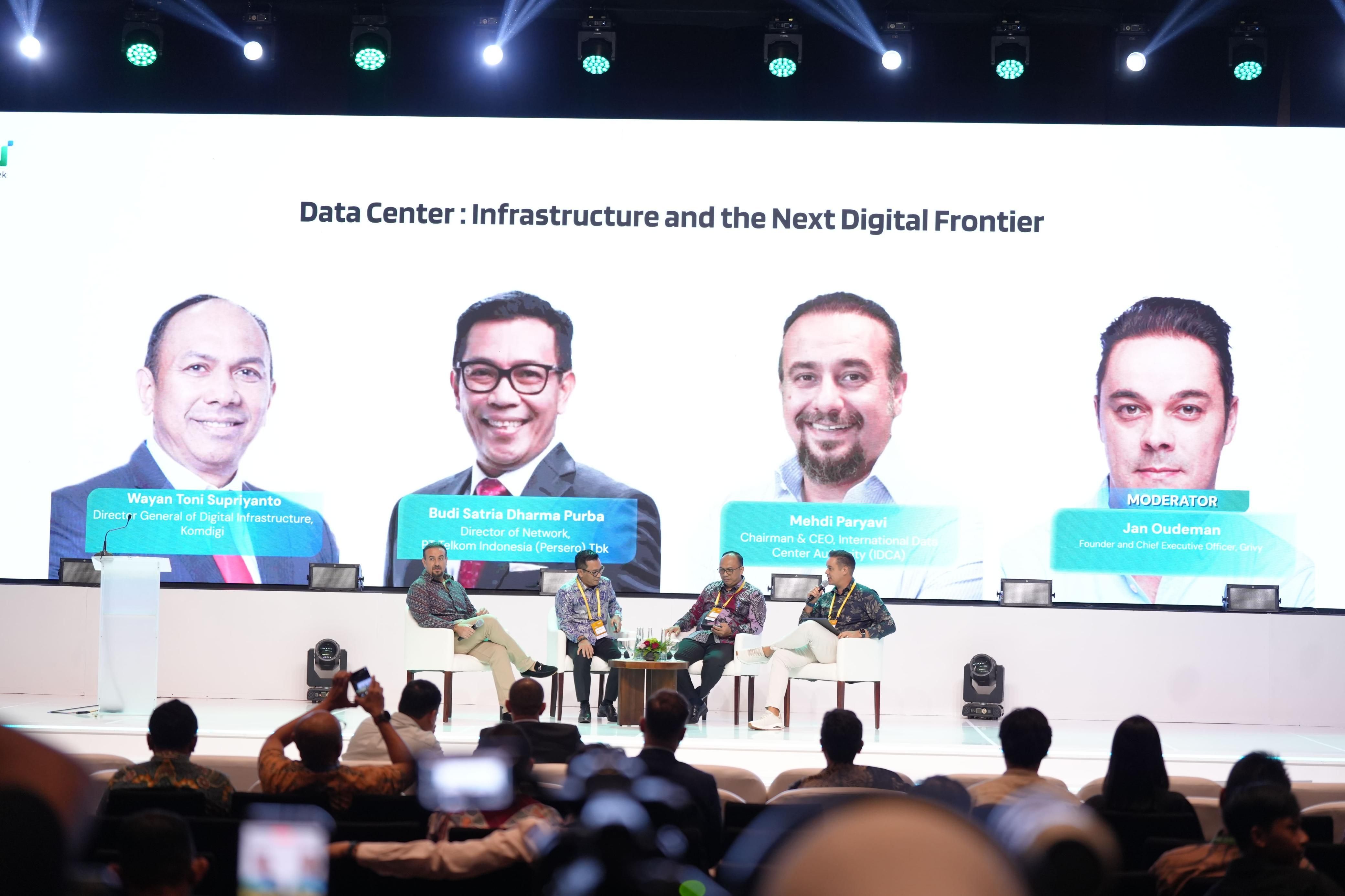 Suasana sesi diskusi panel dan pemaparan materi mengenai pengembangan infrastruktur data center dan teknologi digital dalam rangkaian acara di Bali Tech Week 2026.