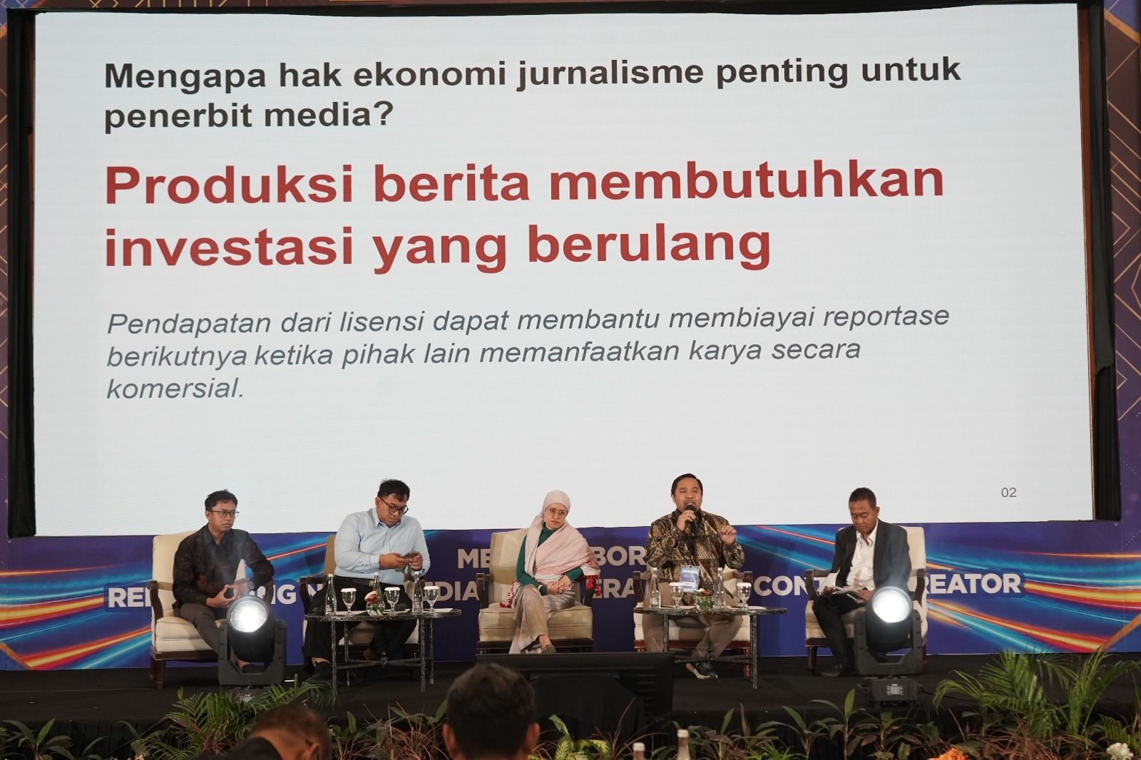 Ketua Umum Asosiasi Media Siber Indonesia (AMSI), Wahyu Dhyatmika, saat memaparkan materi mengenai pentingnya hak ekonomi jurnalisme guna menjaga keberlanjutan investasi dan produksi berita di tengah pemanfaatan konten oleh platform digital.