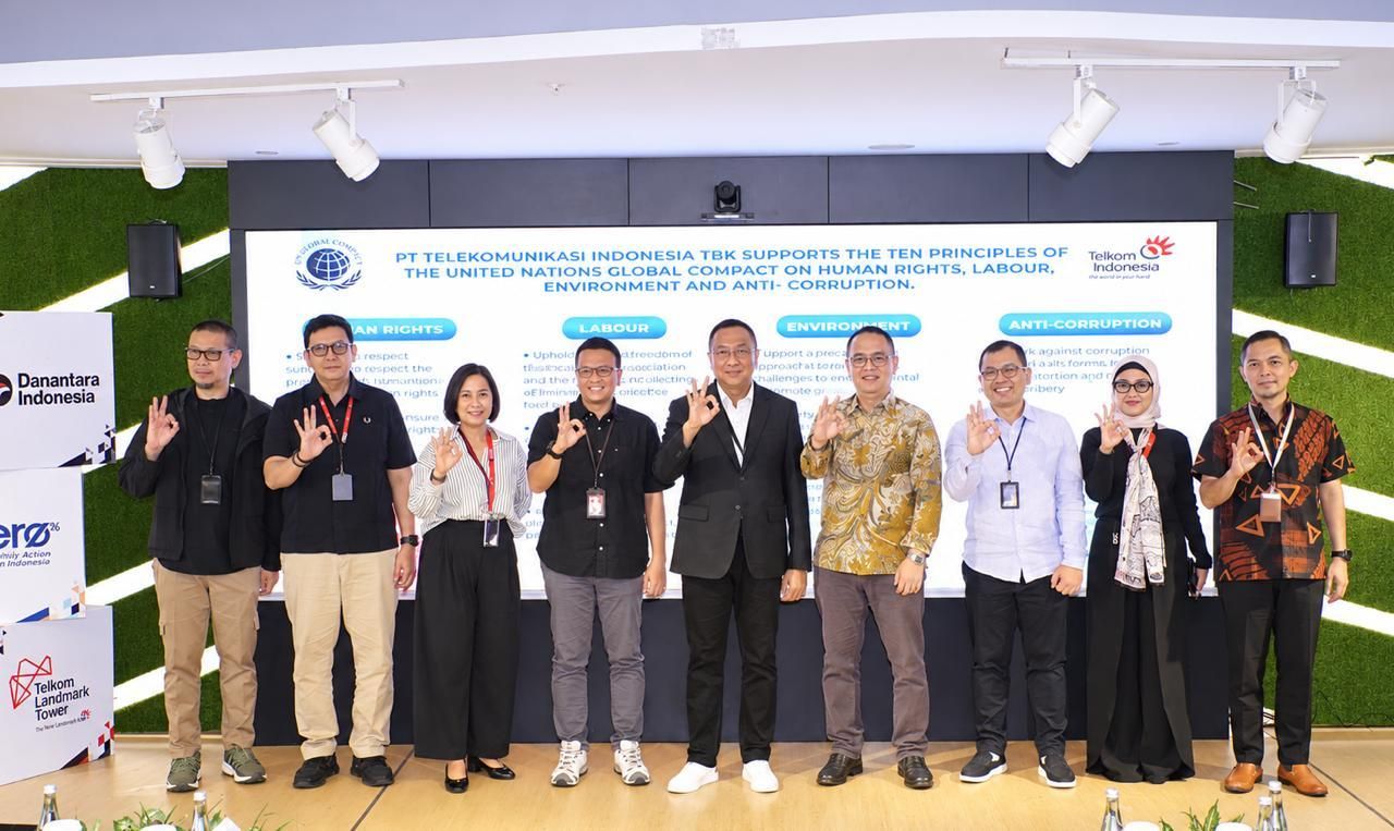 Direktur Utama Telkom Nanang Hendarno bersama jajaran manajemen berfoto bersama di depan latar belakang Sepuluh Prinsip UN Global Compact (UNGC) usai penyerahan sertifikat keanggotaan