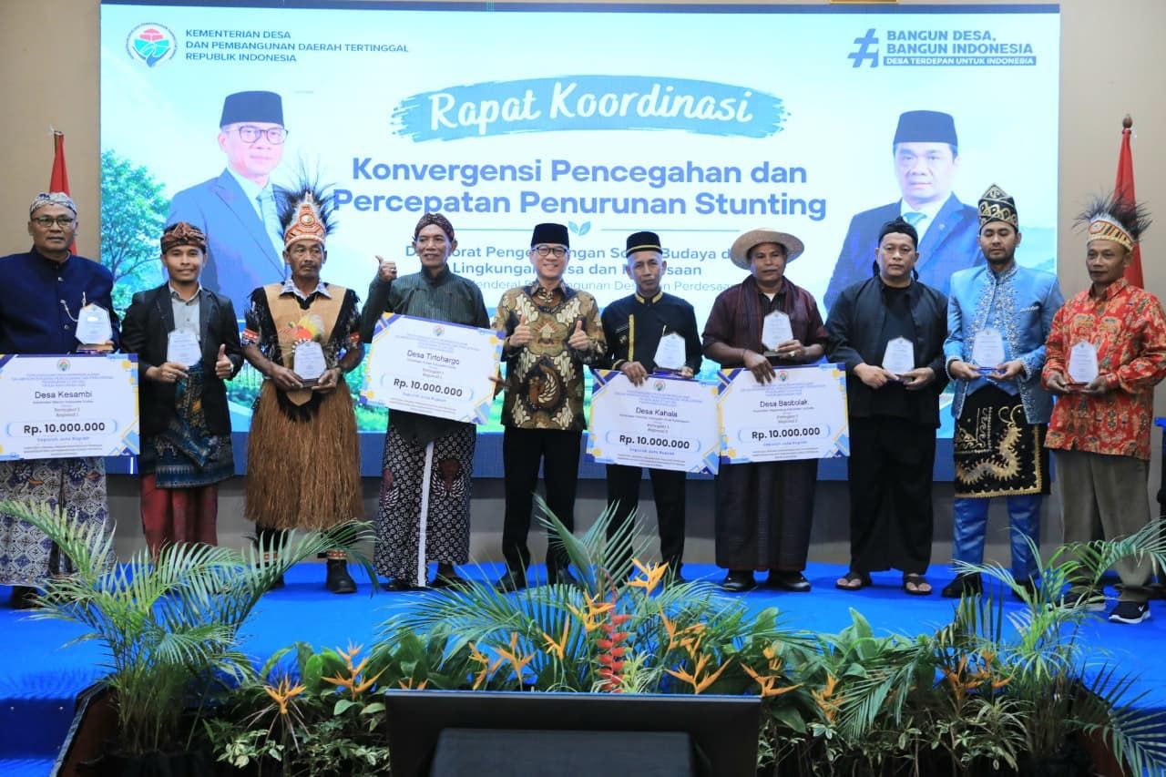 Mendes PDT Yandri Susanto berfoto bersama para perwakilan pemenang penghargaan Desa Berkinerja Baik (DBB) tahun 2026 dalam rangka konvergensi pencegahan dan percepatan penurunan stunting.