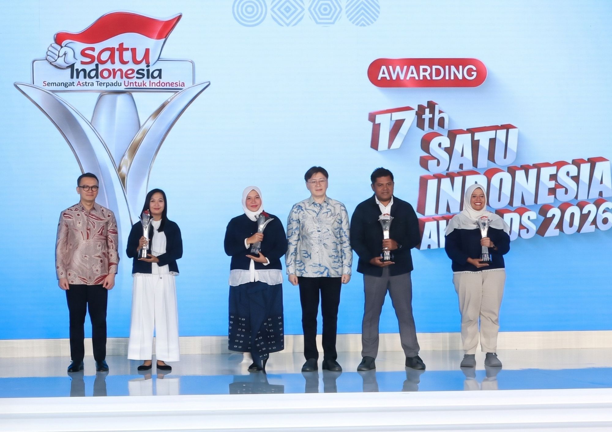Presiden Direktur Astra Rudy (ketiga kanan) dan Chief of Corporate Affairs Astra Boy Kelana Soebroto (kiri) berfoto bersama perwakilan penerima apresiasi Desa Sejahtera Astra, yang berkontribusi pada bidang kesehatan, pendidikan, lingkungan, dan ekonomi desa, Rabu (28/10).