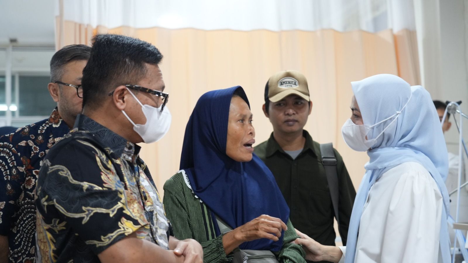 Direktur Utama BPJS Ketenagakerjaan Saiful Hidayat dan Bupati Serang Ratu Rachmatuzakiyah berdialog langsung dengan keluarga pengemudi ojol yang menjadi korban kecelakaan.