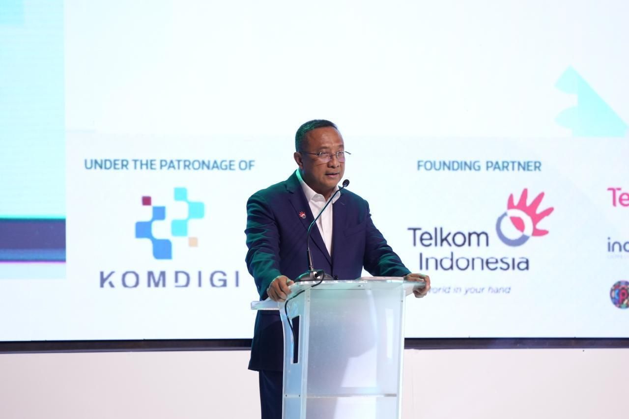 Direktur Utama Telkom Nanang Hendarno menyampaikan paparan bertajuk &ldquo;Indonesia&rsquo;s Next Network: Connecting Indonesia and Global, Building the Indo-Pacific Hub&rdquo; dalam ajang Bali Tech Week (BTW) 2026 di Denpasar, Senin (19/10).  <b>(Telkom)</b>