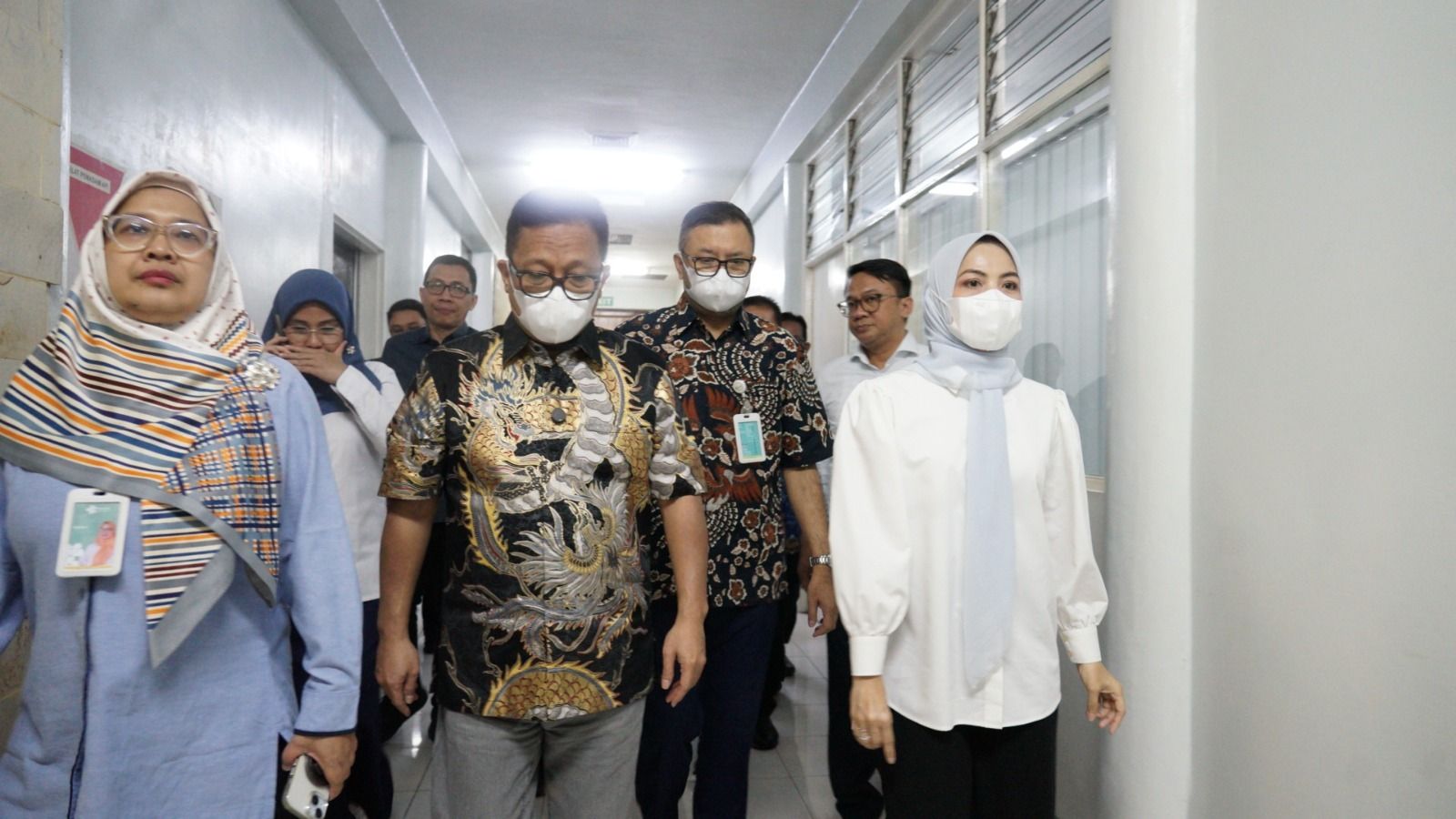 Direktur Utama BPJS Ketenagakerjaan Saiful Hidayat dan Bupati Serang Ratu Rachmatuzakiyah saat berjalan bersama menuju ruang perawatan pasien di RSUP Fatmawati.