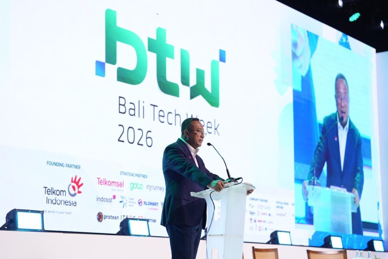 Direktur Utama Telkom Nanang Hendarno menyampaikan paparan bertajuk &ldquo;Indonesia&rsquo;s Next Network: Connecting Indonesia and Global, Building the Indo-Pacific Hub&rdquo; dalam ajang Bali Tech Week (BTW) 2026 di Denpasar, Senin (19/10).  <b>(Telkom)</b>