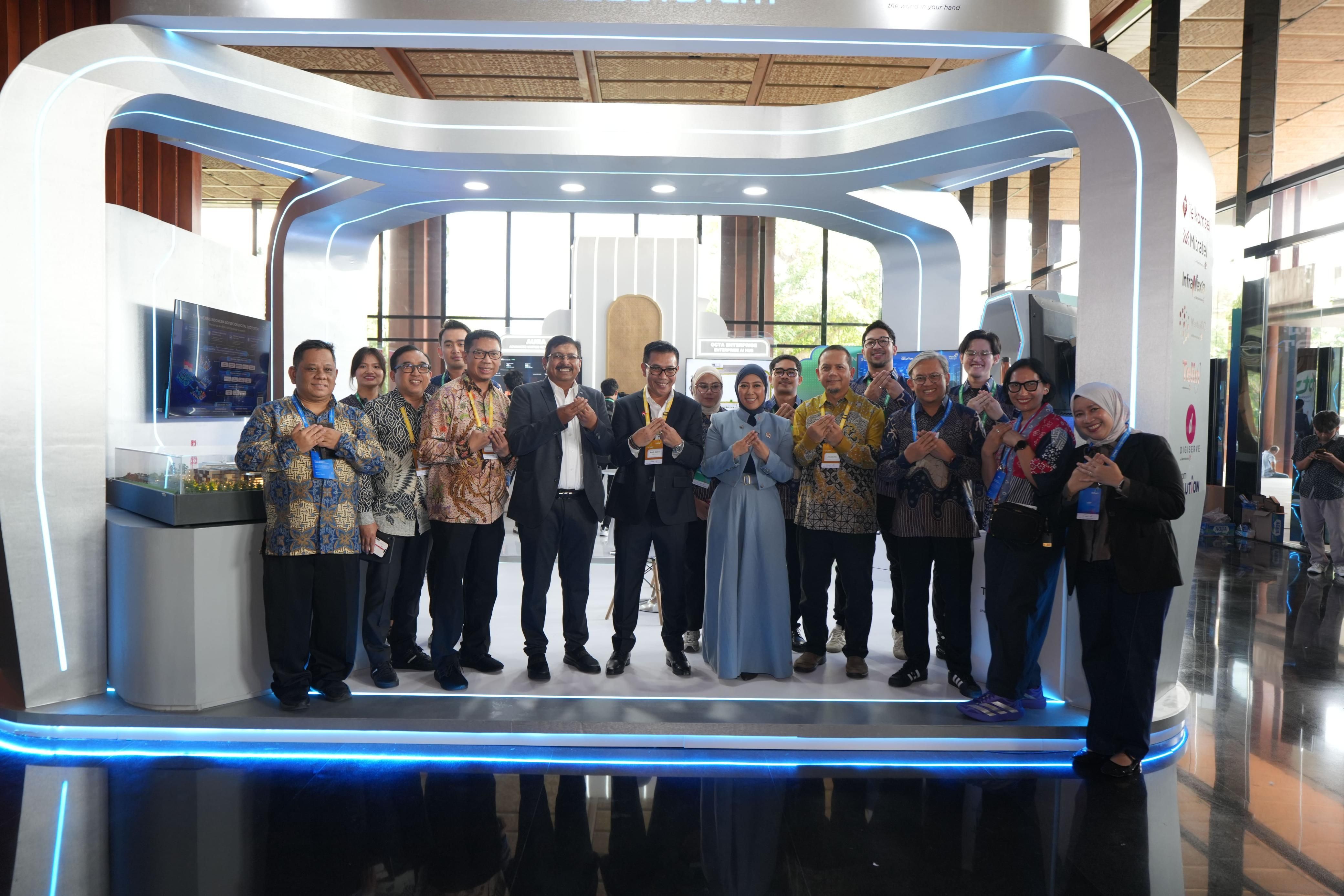Menteri Komunikasi dan Digital RI Meutya Hafid didampingi jajaran manajemen TelkomGroup saat mengunjungi area showcase dan melihat langsung maket infrastruktur digital serta data center NeutraDC di Bali Tech Week 2026.