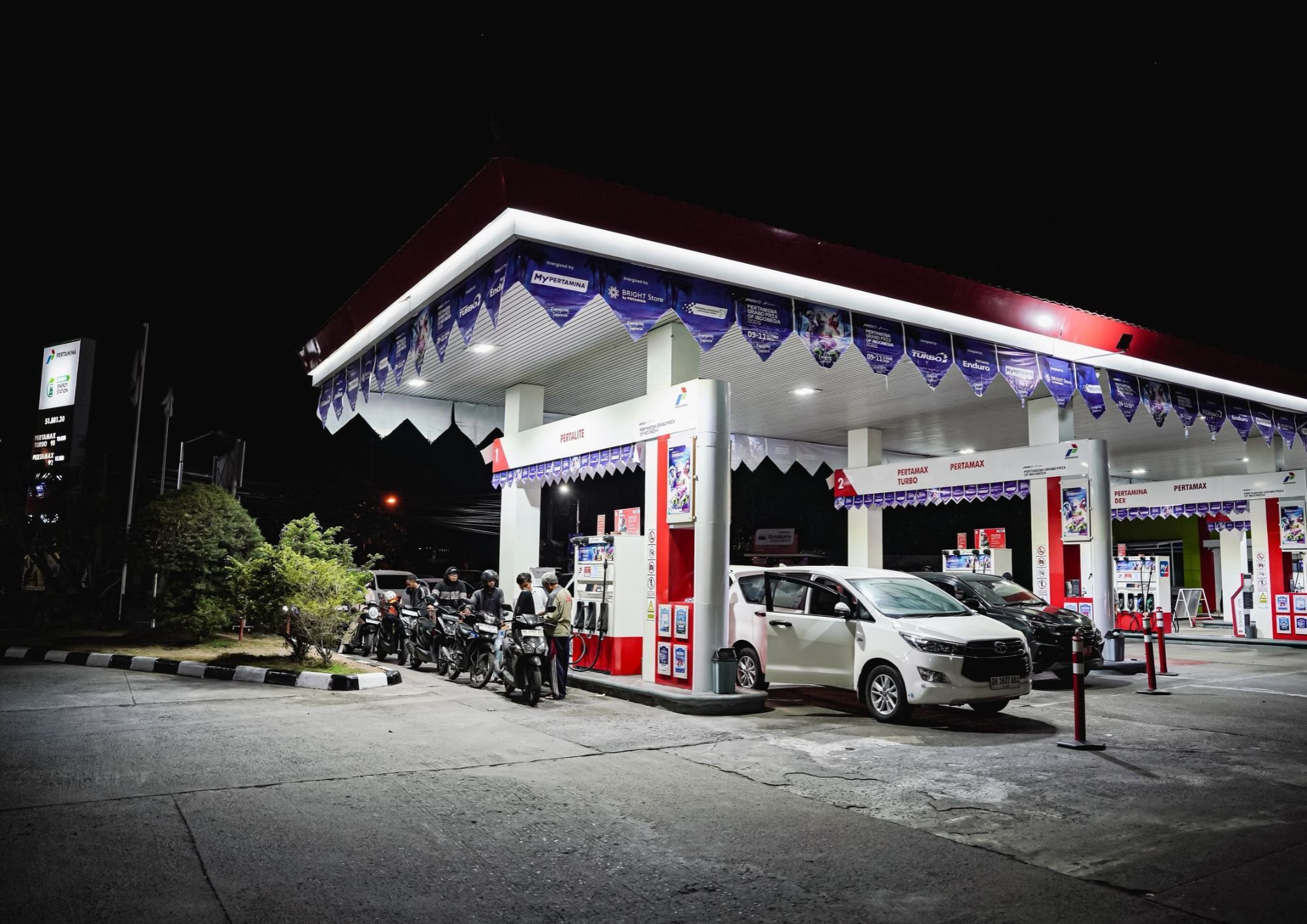 Pelayanan pengisian bahan bakar di Stasiun Pengisian Bahan Bakar Untuk Umum (SPBU) Pertamina pada malam hari, mencerminkan komitmen perusahaan dalam memastikan ketersediaan energi bagi masyarakat selama 24 jam.