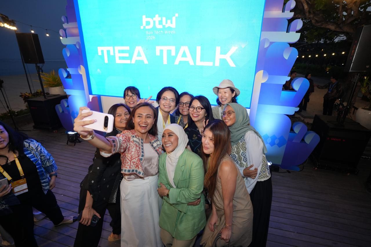 Suasana kebersamaan Menteri Komunikasi dan Digital RI Meutya Hafid bersama Direktur Enterprise &amp; Business Service Telkom Veranita Yosephine, jajaran komisaris, dan para pemimpin perempuan dalam sesi Women Tech Founder, Tea Talk with Minister di rangk