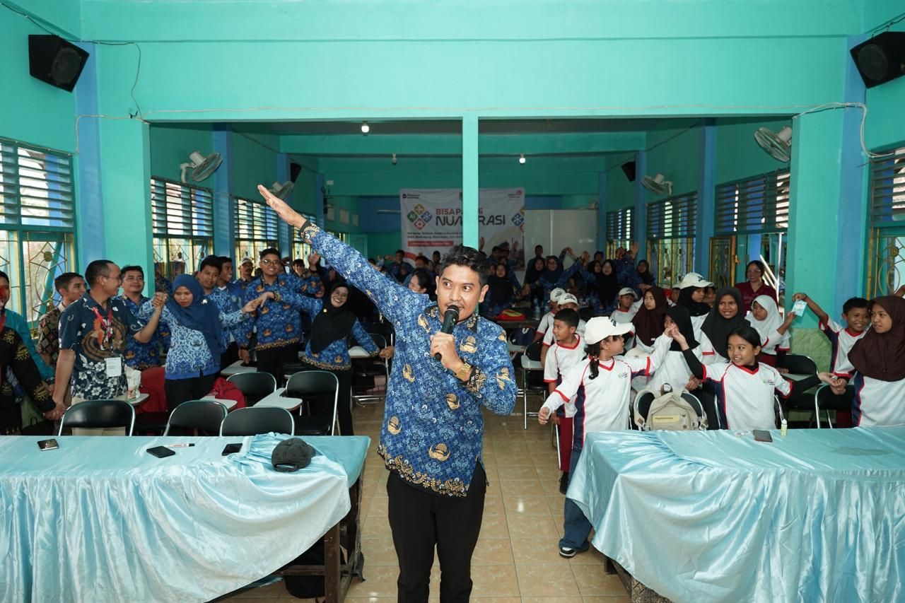 Suasana interaktif dalam kegiatan peluncuran program BISA PandAI Numerasi yang melibatkan partisipasi aktif para guru dan siswa dalam menciptakan pengalaman belajar yang menyenangkan