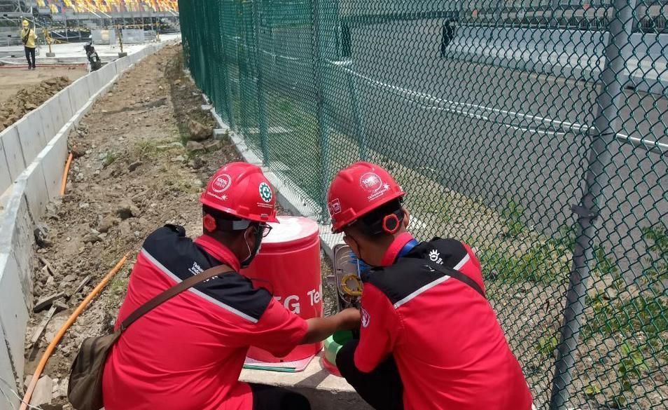 Tim InfraNexia melakukan pengecekan dan memastikan kesiapan infrastruktur jaringan di kawasan Sirkuit Mandalika untuk mendukung penyelenggaraan MotoGP Mandalika 2026 (8/10). <b>(Istimewa)</b>