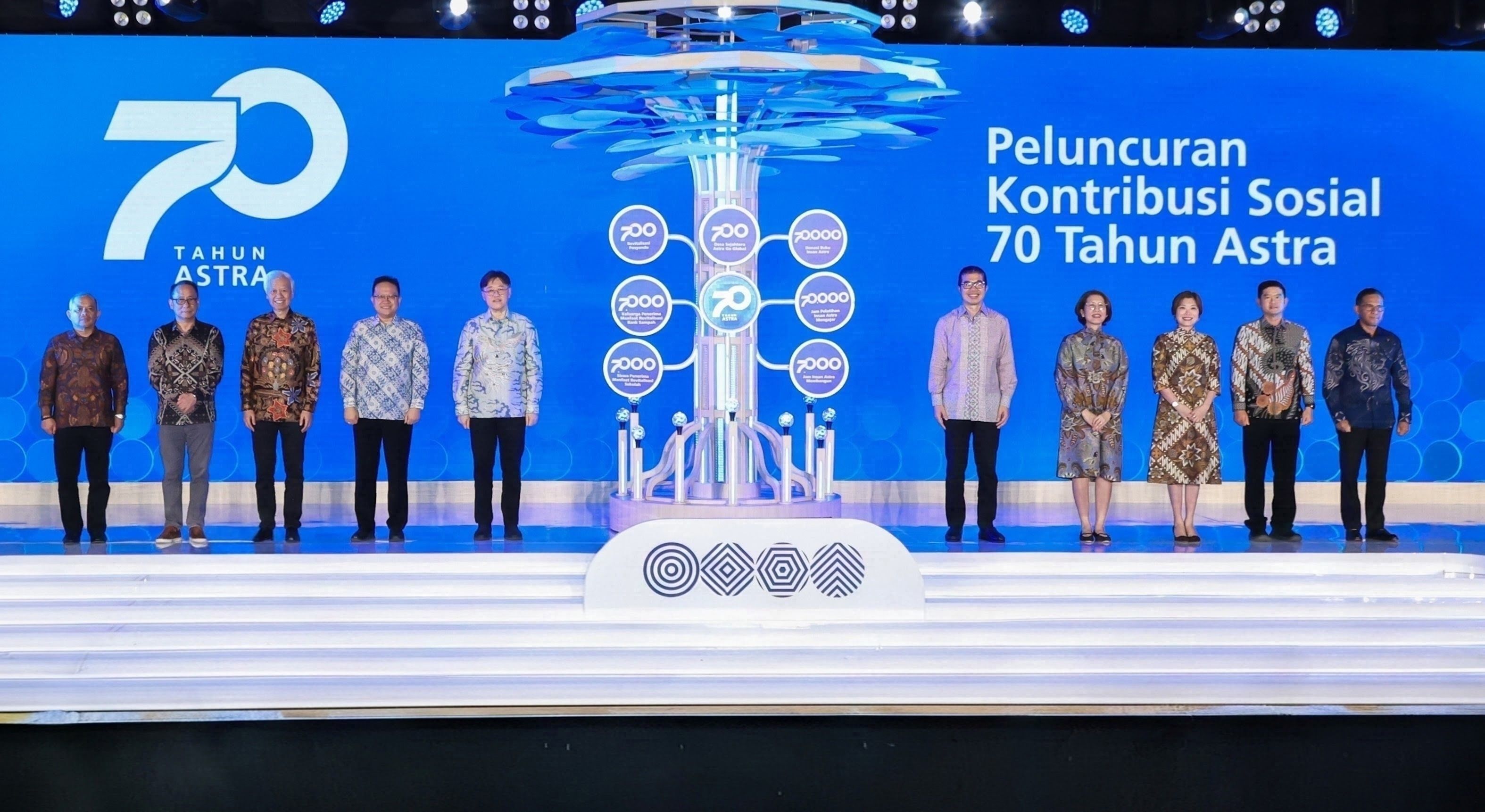 Presiden Direktur Astra Rudy (kelima kiri) bersama Direksi Astra dan Executive in Charge Astra meluncurkan Program Kontribusi Sosial 70 Tahun Astra di Menara Astra, Jakarta, Rabu (28/10). Program ini mencakup tujuh inisiatif sosial di 700 Desa Sejahtera Astra yang tersebar di tujuh pulau di Indonesia.