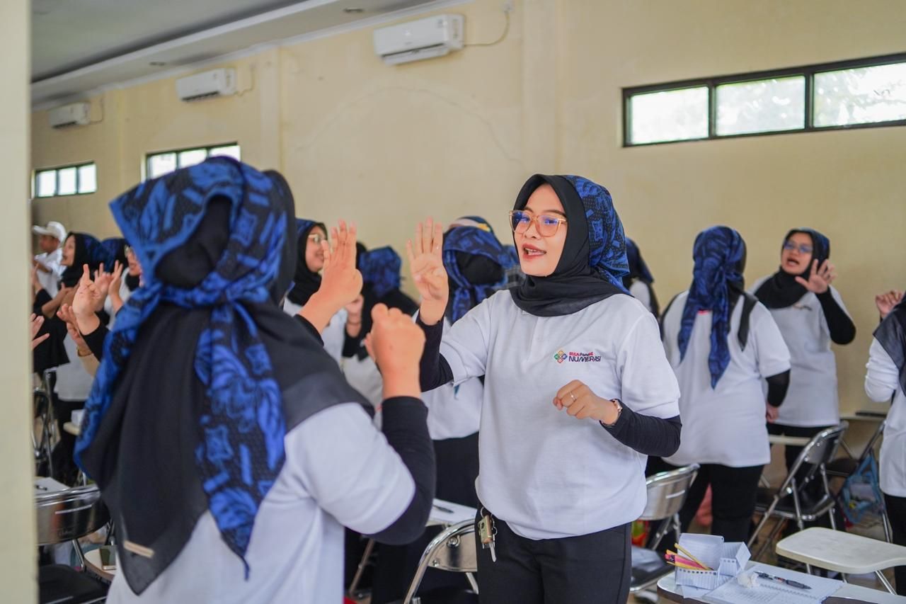 Para pendidik mengikuti sesi pelatihan dan pendampingan metode pembelajaran interaktif dalam program BISA PandAI Numerasi yang dirancang untuk meningkatkan kompetensi guru di sekolah dasar.