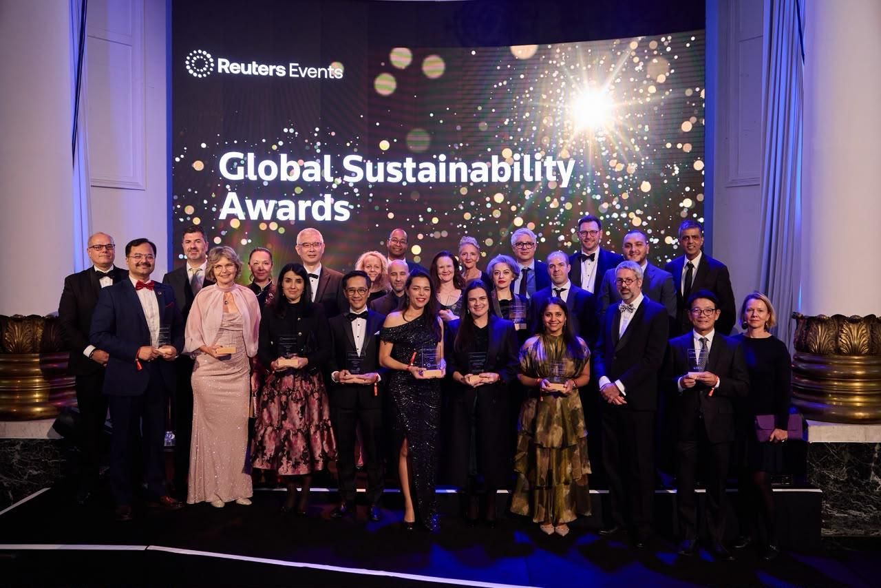 Telkom bersama para pemenang dan finalis dari berbagai perusahaan global berpose bersama dalam malam penganugerahan Reuters Events Global Sustainability Awards 2026
