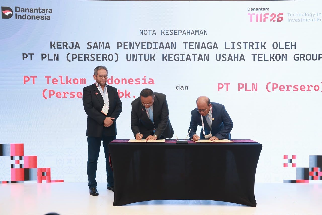 Direktur Utama PLN, Suroso Isnandar (kanan) dengan Direktur Utama Telkom Indonesia, Nanang Hendarno (kedua dari kiri) didampingi Direktur Strategic Business Development and Portofolio Telkom Indonesia, Seno Soemadji (kiri) melakukan penandatanganan MoU penyediaan tenaga listrik untuk kegiatan usaha Telkom Group. <b>(PLN)</b>