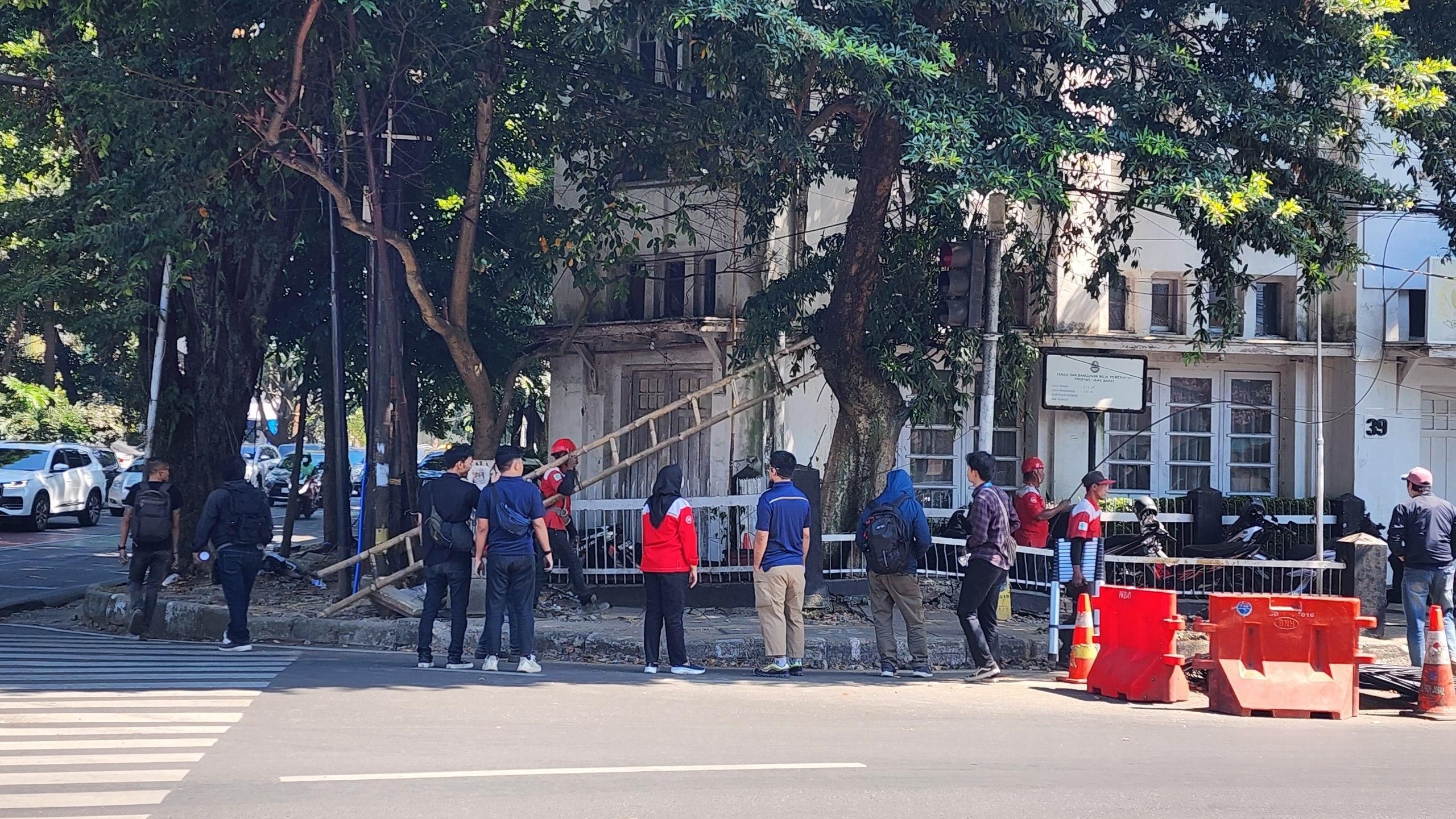 Aktivitas penataan dan pemindahan kabel udara ke jaringan bawah tanah oleh tim teknis Telkom Akses di salah satu ruas jalan di Kota Bandung, dengan mengedepankan koordinasi bersama pemangku kepentingan.