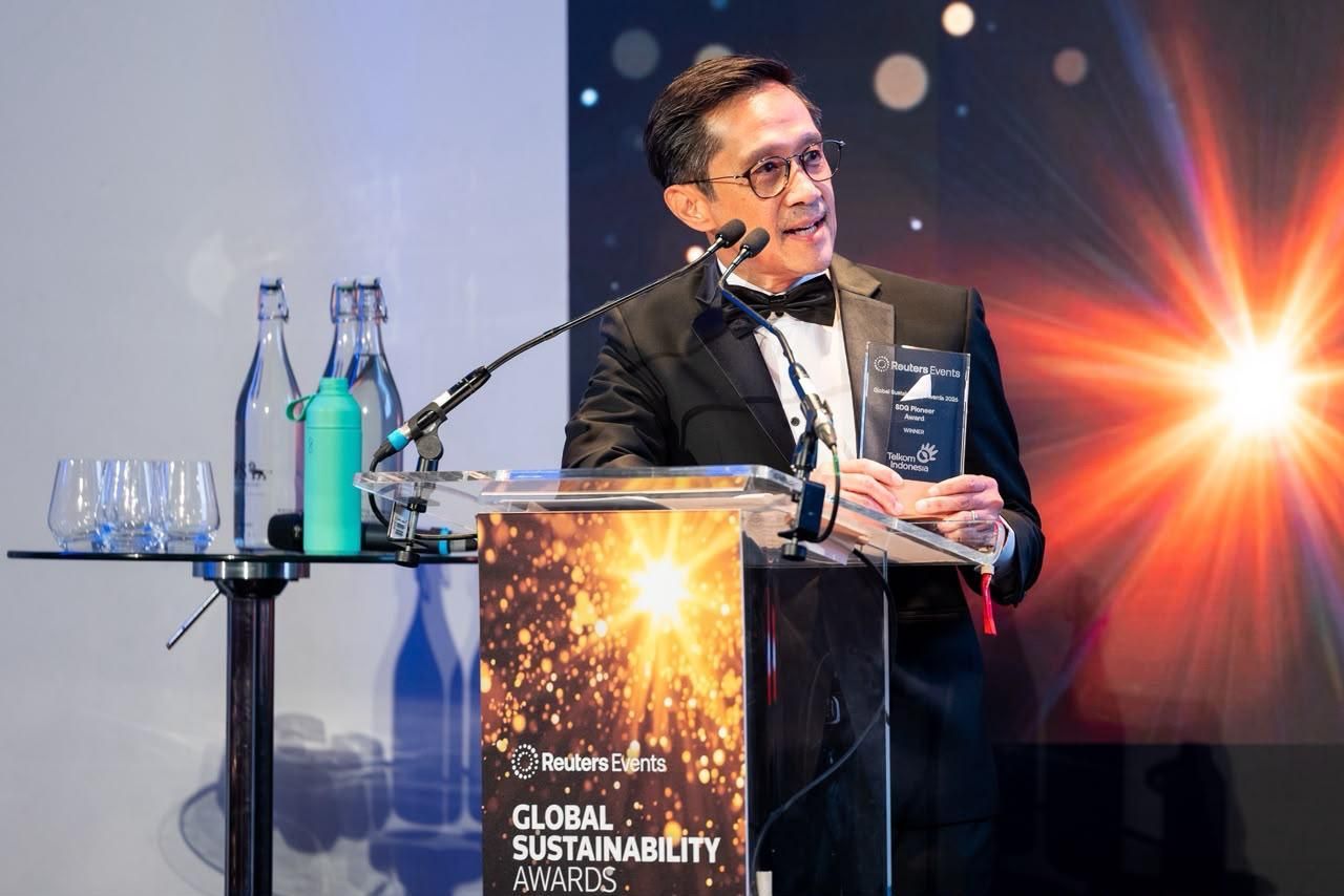 Direktur Human Capital Management Telkom, Willy Saelan, menyampaikan pidato usai membawa Telkom meraih SDG Pioneer Award berkat inisiatif keberlanjutan berbasis alam.