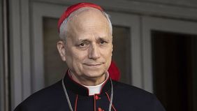 Dunia menyaksikan momen bersejarah ketika Kardinal Robert Francis Prevost melangkah ke balkon Basilika Santo Petrus sebagai Paus ke-267, yang kini akan dikenal sebagai Paus Leo XIV.