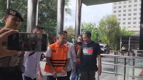 Gubernur Riau Abdul Wahid tiba di Gedung Merah Putih Komisi Pemberantasan Korupsi (KPK), Jakarta, Rabu siang, dengan mengenakan rompi oranye khas tahanan KPK dan dalam kondisi tangan terborgol.