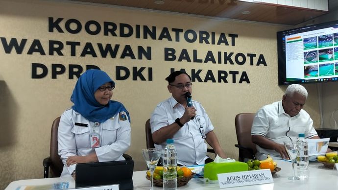 Direktur Utama Perumda Pasar Jaya, Agus Himawan (tengah).