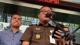 Kejaksaan Negeri (Kejari) Jakarta Selatan memutuskan tidak menahan Roy Suryo dan Tifauzia Tyassuma atau dokter Tifa yang telah ditetapkan sebagai tersangka dalam perkara dugaan fitnah dan pencemaran nama baik terkait keaslian ijazah Presiden ke-7 RI 
