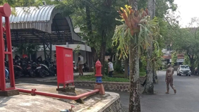 Komisi Pemberantasan Korupsi (KPK) mengumpulkan sebanyak 34 kepala organisasi perangkat daerah (OPD) di lingkungan Pemerintah Kabupaten Tulungagung, sekaligus melakukan penggeledahan di sejumlah kantor dinas pada Jumat.