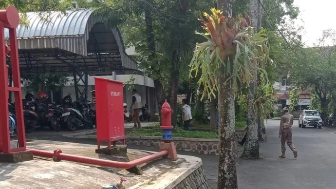 Caption : Petugas KPK saat memasuki Kantor Pemkab Tulungagung untuk memberikan sosialisasi kepada 34 Kepala OPD di Tulungagung (Destyan Sujarwoko)