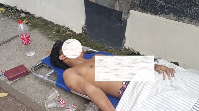 Salah satu korban luka di lokasi ledakan SMAN 72 Jakarta, Kelapa Gading, Jakarta Utara, Jumat, 7 November 2025. 