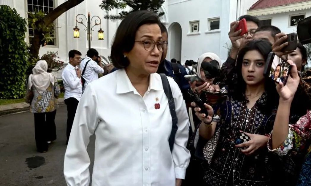 Menteri Keuangan (Menkeu) Sri Mulyani Indrawati (kiri) menjawab pertanyaan wartawan saat ditemui selepas acara Sidang Kabinet Paripurna di Istana Kepresidenan RI, Jakarta, Kamis, 7 Agustus 2025. <b>(Antara)</b>