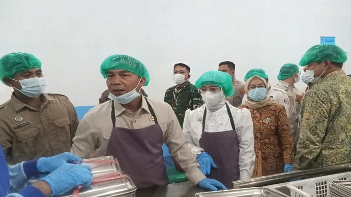 Menteri Kependudukan dan Pembangunan Keluarga (Kemendukbangga)/Kepala BKKBN Wihaji saat mengecek Program Makan Bergizi Gratis SPPG di Kabupaten Pemalang, Kamis (23/4/2026). ANTARA/Kutnadi