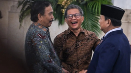 Momen Rocky Gerung Berbincang Hangat dengan Prabowo dan Seskab di Istana Negara