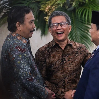 Momen Rocky Gerung Berbincang Hangat dengan Prabowo dan Seskab di Istana Negara