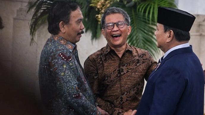 Presiden Prabowo Subianto (kanan) berbincang dengan Akademisi Rocky Gerung (tengah) dan Ketua Dewan Direktur Great Institute Syahganda Nainggolan (kiri) usai pelantikan pejabat baru dalam Kabinet Merah Putih di Istana Negara, Jakarta, Senin (27/4/2026). ANTARA/Bayu Pratama