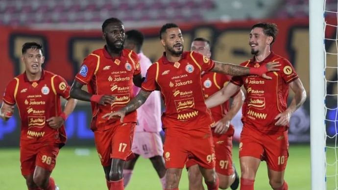 Penyerang Persija Jakarta, Maxwell (kedua dari kanan), merayakan gol yang dicetaknya ke gawang PSBS Biak.