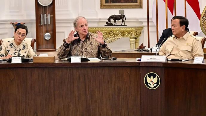 Menteri Keuangan (Menkeu) Sri Mulyani menghadiri diskusi strategis di Istana Merdeka pada Jumat 7 Maret 2025 yang dipimpin oleh Presiden Prabowo Subianto. 