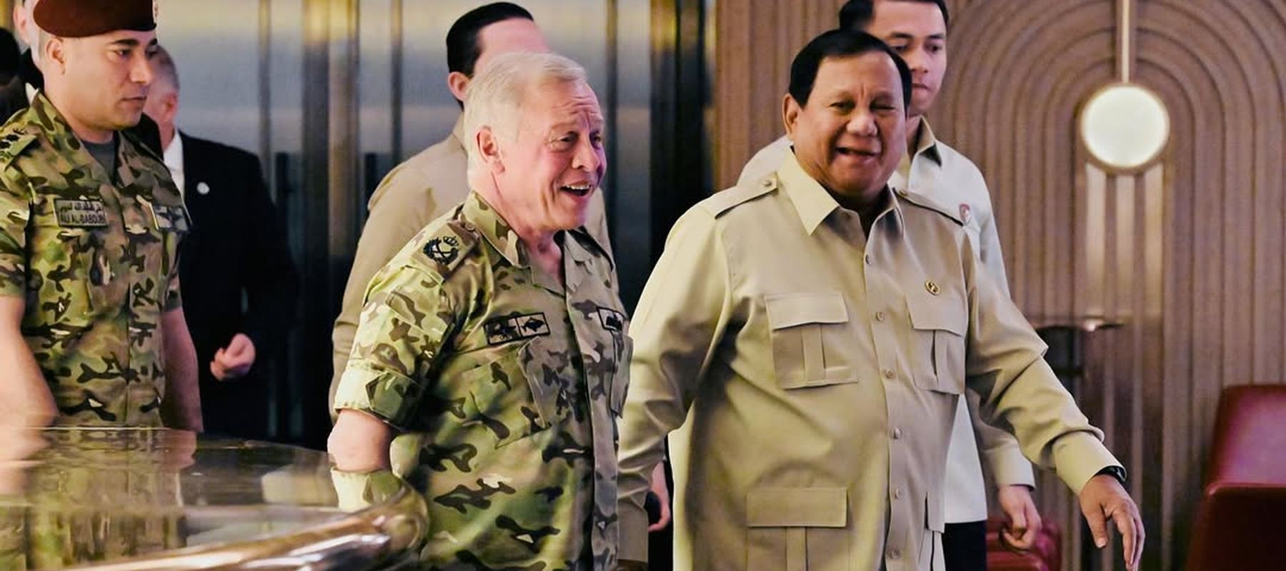 Presiden Prabowo Subianto mengajak Raja Yordania Abdullah II sarapan bersama di hotel tempat sang raja menginap selama berada di Jakarta. 
