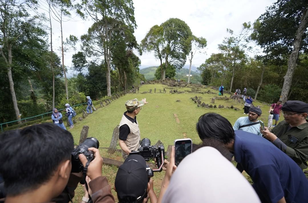 Menteri Kebudayaan Fadli Zon bakal melanjutkan penelitian situs megalitik Gunung Padang di Cianjur, Jawa Barat. Pendapat arkeolog tentang usia situs ini berbeda-beda. Disebutkan, situs ini lebih tua dari piramida Mesir dan Mesopotamia.  <b>(IG: Fadli Zon)</b>