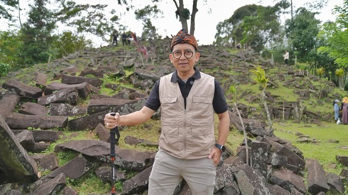 Menteri Kebudayaan Fadli Zon bakal melanjutkan penelitian situs megalitik Gunung Padang di Cianjur, Jawa Barat. Pendapat arkeolog tentang usia situs ini berbeda-beda. Disebutkan, situs ini lebih tua dari piramida Mesir dan Mesopotamia. 