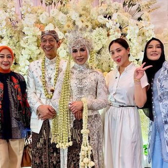 Melly Goeslaw Gelar Anniversary Unik jadi Pengantin Lagi
