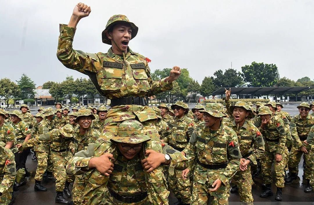 Sejumlah peserta program Sarjana Penggerak Pembangunan Indonesia (SPPI) meneriakkan yel-yel saat mengikuti Pelatihan Dasar Kemiliteran (Latsarmil) calon manajer Koperasi Desa Merah Putih (KDMP) di Brigif 1 Marinir Cilandak, Jakarta, Kamis, 25 Juni 20 <b>(Antara)</b>