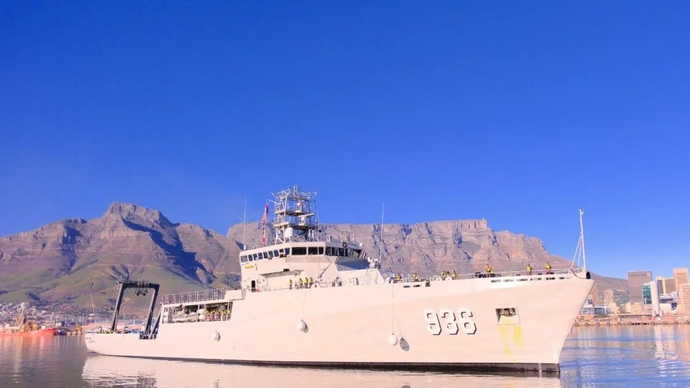 KRI Canopus-369 saat bersandar di Pelabuhan Cape Town, Afrika Selatan, Senin (13/04/2026) (ANTARA/HO-Humas TNI AL)