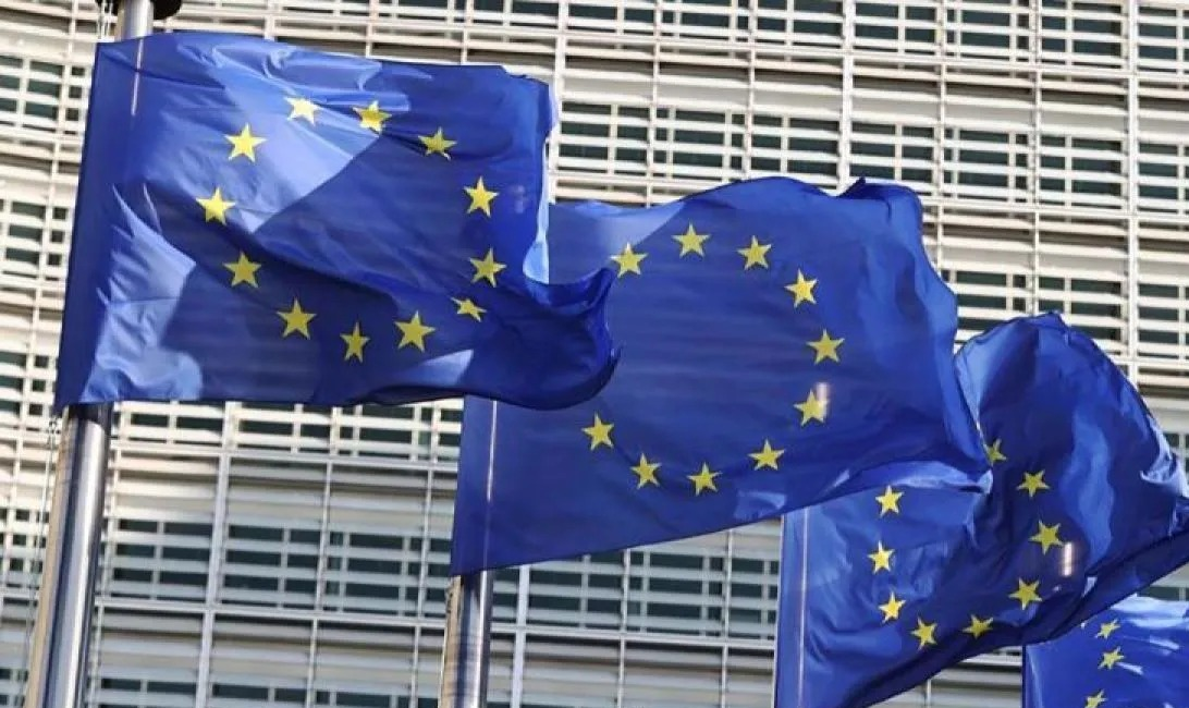 Arsip foto - Bendera Uni Eropa terlihat di depan kantor pusat Komisi Eropa di Brussel, Belgia (23/5/2025). ANTARA/Xinhua/Zhao Dingzhe/aa. <b>(Antara)</b>